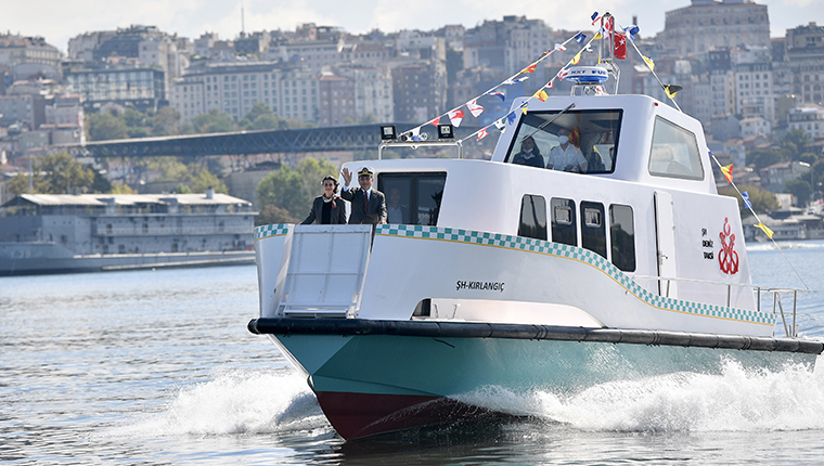 Haliç Tersanesi'nde yapılan 8 deniz taksi suya indirildi