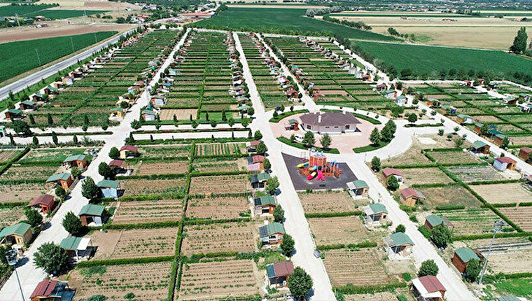 Yasağa rağmen yıkılacak hobi bahçelerini ilan çıkıp satıyorlar