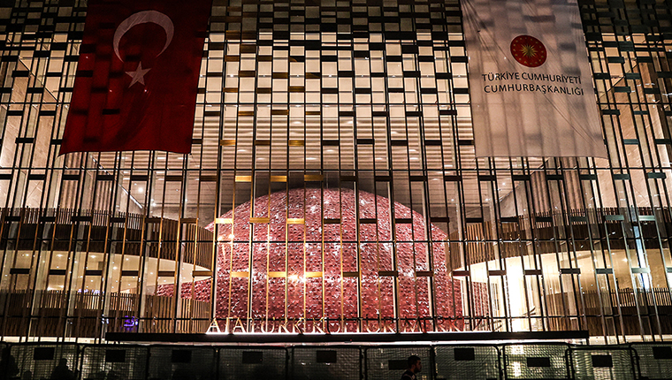 Taksim'deki AKM'nin yeni tabelası asıldı