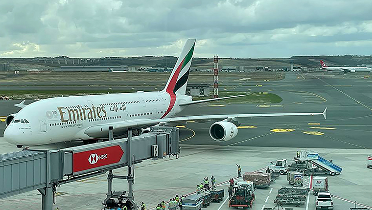 "Dünyanın en büyük yolcu uçağı" İstanbul Havalimanı'na iniş yaptı!