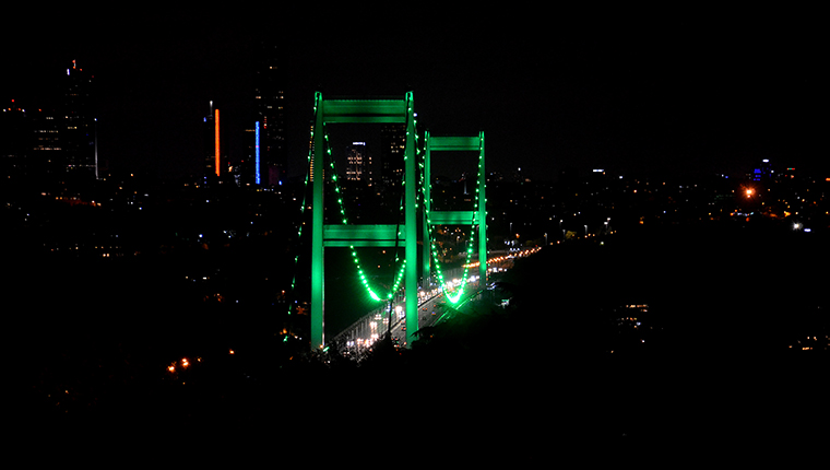 İstanbul'un köprüleri "Serebral Palsi" için yeşil renkle aydınlatıldı