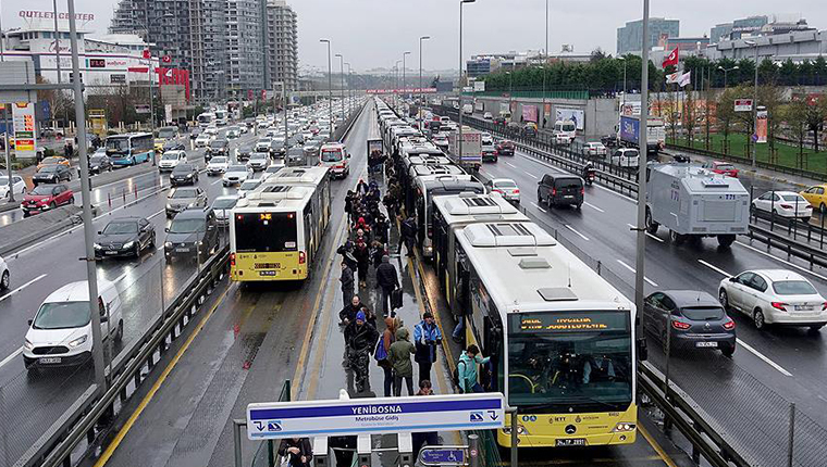 Metrobüs arızası seferleri aksattı