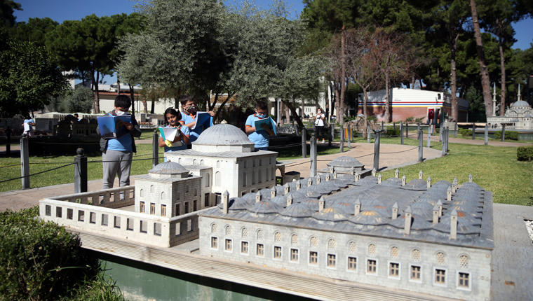 Kepez Açık Hava Müzesinde minyatür eserler titizlikle temizleniyor!