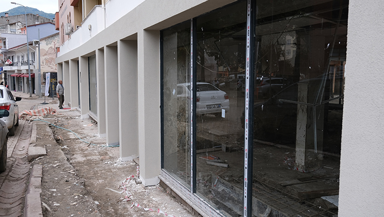 Bozkurt'ta dükkanların dış cepheleri yenileniyor