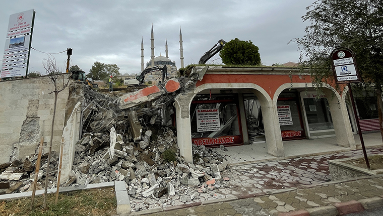 Selimiye Camisi Meydanı'nda dükkanların yıkımına başlandı