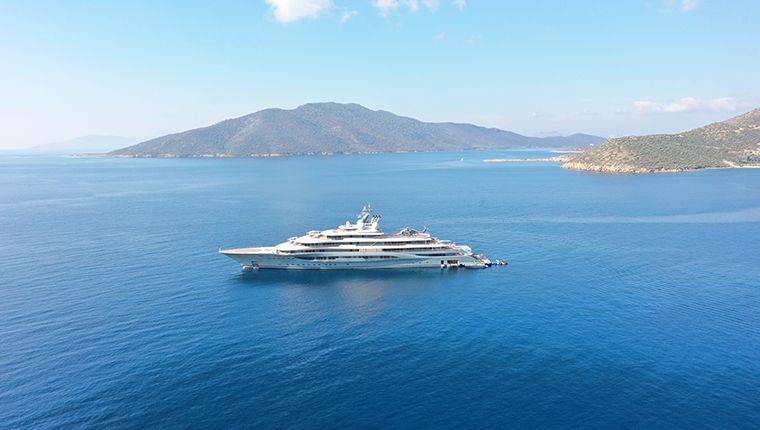 Gates ve Bezos'un mega yatları Bodrum'un koylarına demirledi