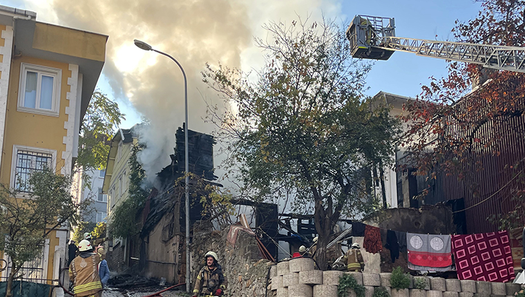 Üsküdar'da iki katlı ahşap bina çıkan yangın nedeniyle çöktü