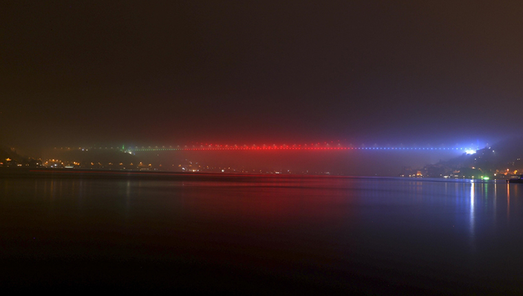 FSM Köprüsü, Azerbaycan bayrağı renklerine büründü