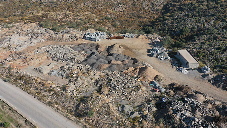 Bodrum'da afet toplanma alanı moloz yığınlarıyla kaplandı