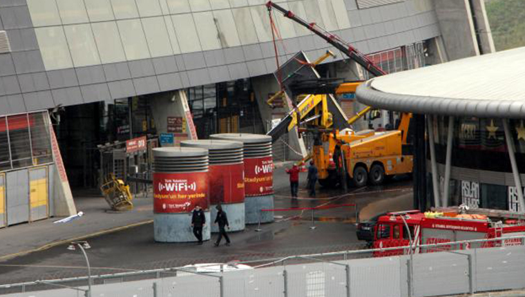 Galatasaray NEF Stadyumu'nda vinç devrildi!