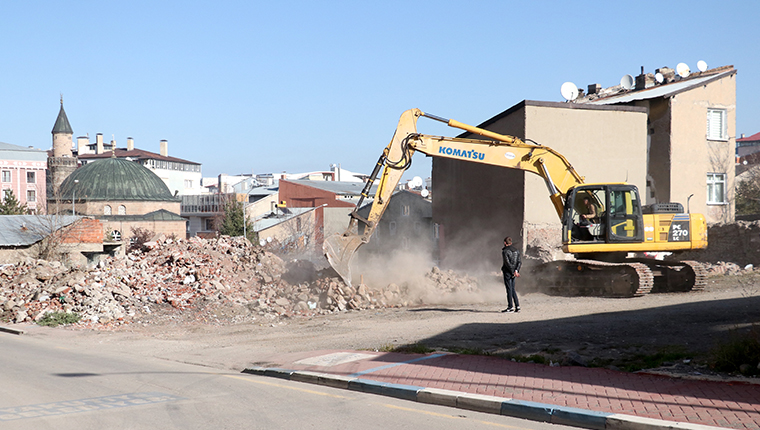 Erzurum'da riskli olduğu için tahliye edilen 7 bina belediye ekiplerince yıkıldı