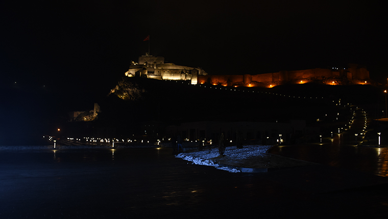 Kars Kalesi, kadına yönelik şiddete karşı turuncu ışıklarla aydınlatıldı