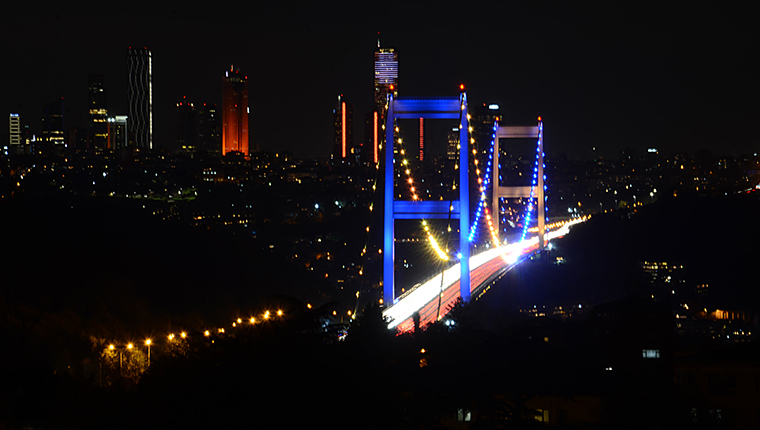 FSM Köprüsü, Bosna Hersek bayrağının renklerine büründü