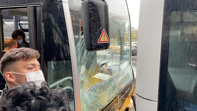 Haramidere durağında iki metrobüs çarpıştı