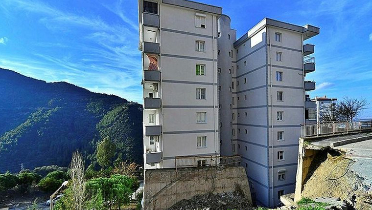 İzmir'de istinat duvarı çöktü, iki bina boşaltıldı