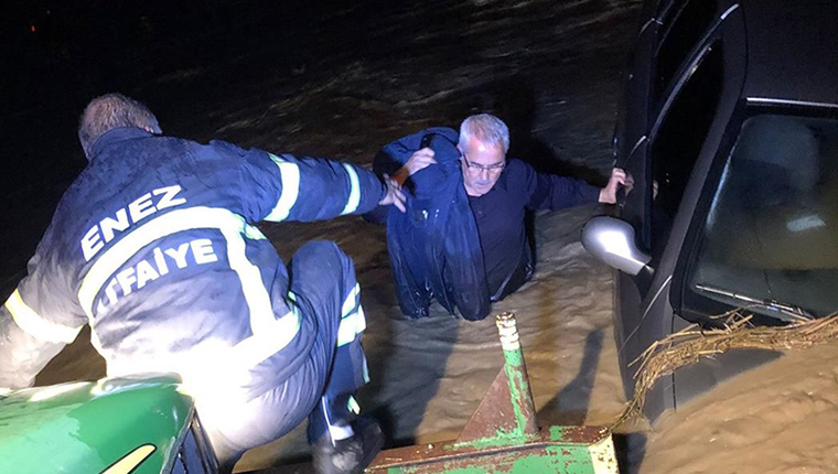 Edirne'de sel felaketi! Evlerinde mahsur kalanlar kurtarıldı