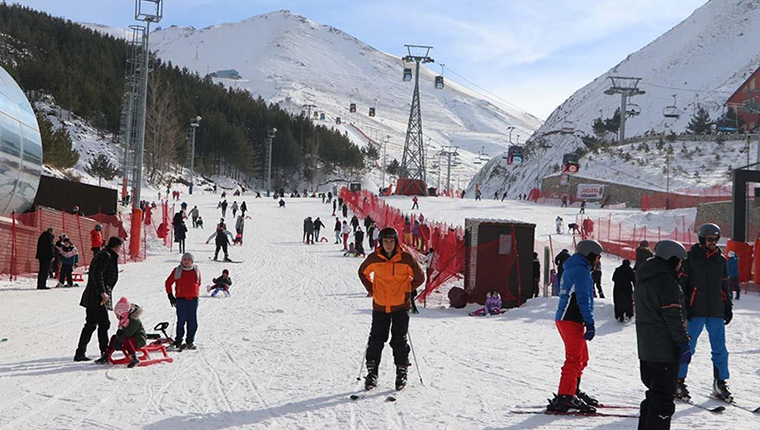 Palandöken Kayak Merkezi'nde hafta sonu yoğunluğu