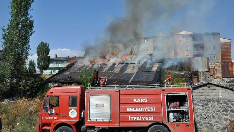 Kars'ta bir vatandaşın yanan evini kaymakamlık ve komşular onaracak