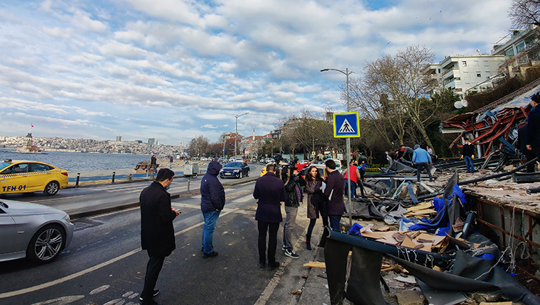 Üsküdar'daki bir kafe ruhsatsız olduğu gerekçesiyle yıkıldı