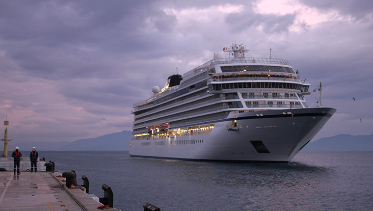 Kuşadası'nda limana yanaşan yılın son kruvaziyeriyle 262 turist geldi