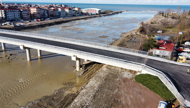 Ayancık'ta selde yıkılan Şevki Şentürk Köprüsü yeniden açıldı
