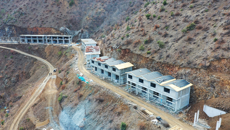 Yusufeli'nde yangınzedeler için yapılan konutları hızla yükseliyor