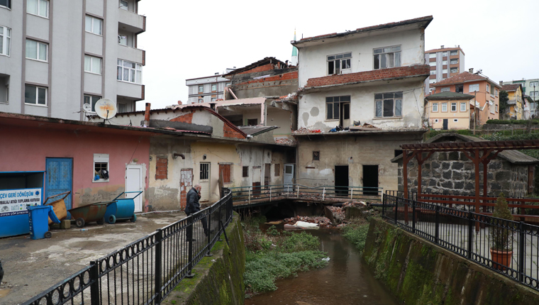 Rize'de dere yatağındaki binaların kontrollü yıkımına başlandı