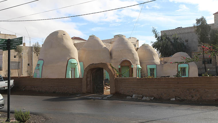 Ürdünlü akademisyenin geleneksel yöntemlerle yaptığı ev meraklıların uğrak yeri oldu
