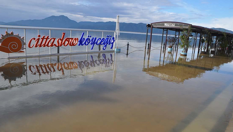 Köyceğiz Gölü taştı, ev ve iş yerlerini su bastı
