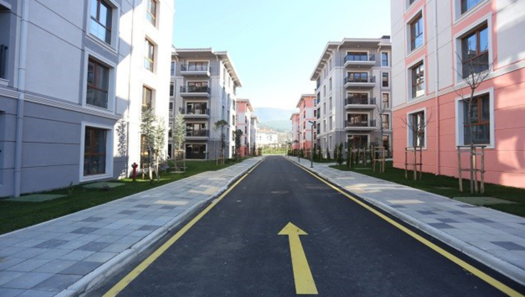 Arnavutluk'taki depremzedeler TOKİ konutlarına kavuştu!