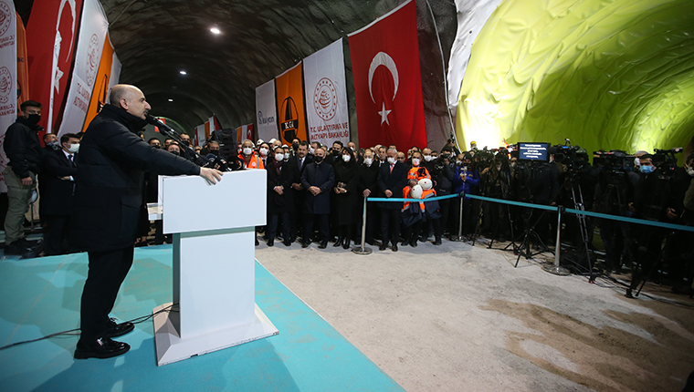 Kazdağları geçişindeki Ayvacık T-2 Tüneli'nde ışık göründü