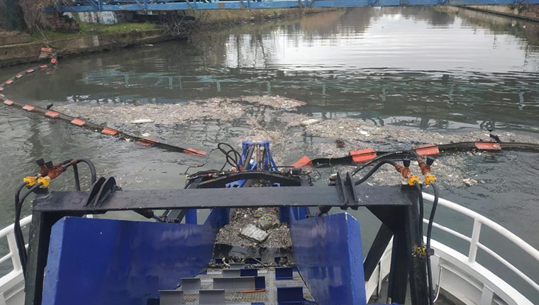 Haliç'teki çöp tabakası temizleniyor