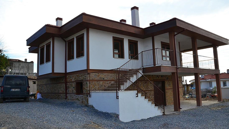 Antalya'daki orman yangınında zarar görenler yeni evlerine kavuşuyor