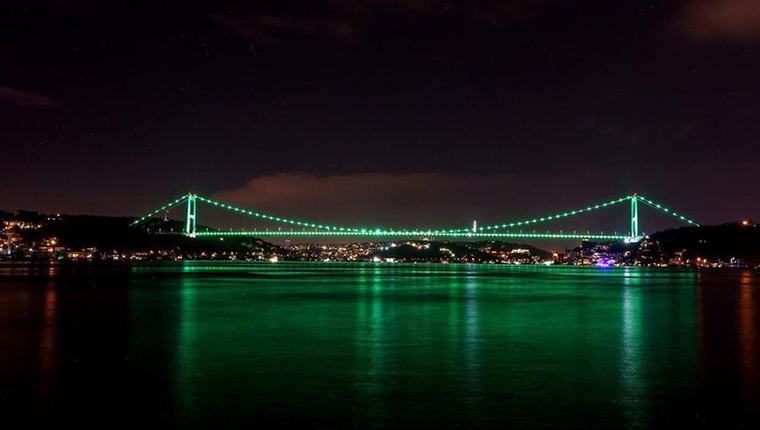 Fatih Sultan Mehmet Köprüsü, Yeşilay Haftası için ışıklandırıldı