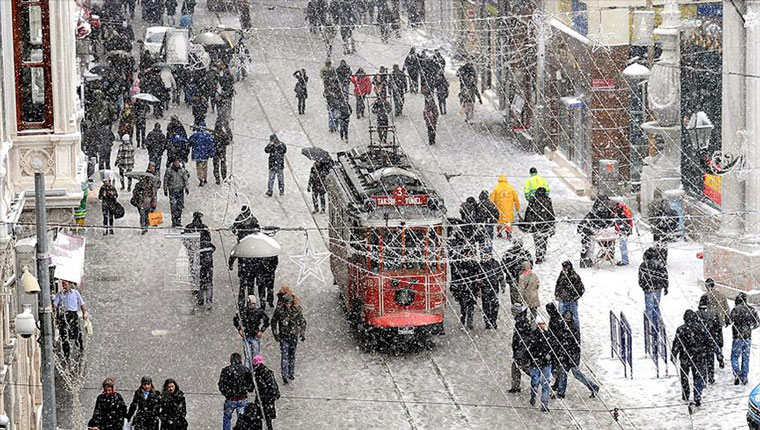 İstanbul'da kar yağışı etkili oluyor!