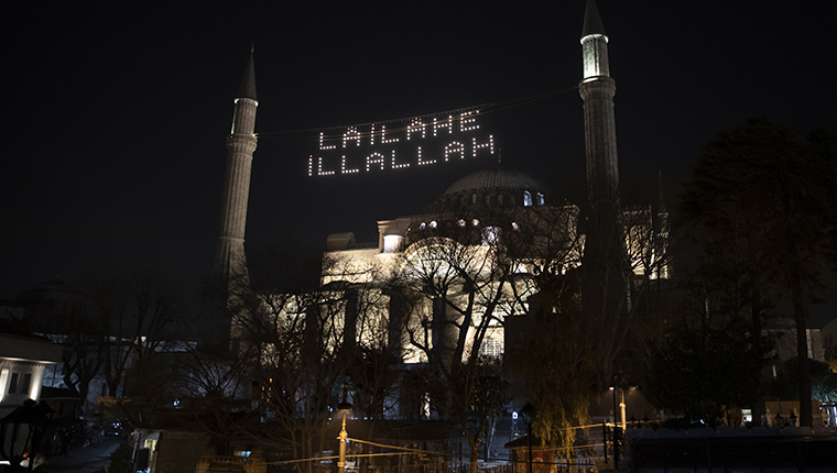 Ayasofya-i Kebir Cami-i Şerifi'ne Kelime-i Tevhid yazılı mahya asıldı
