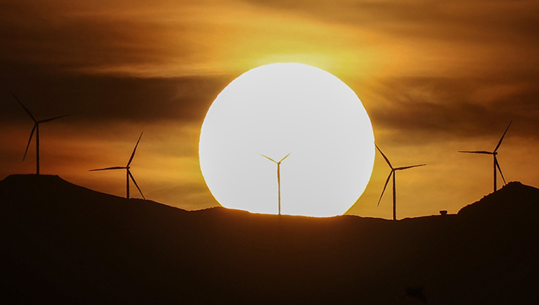 Rüzgar ve güneş 2021'de küresel elektrik üretiminde rekor kırdı
