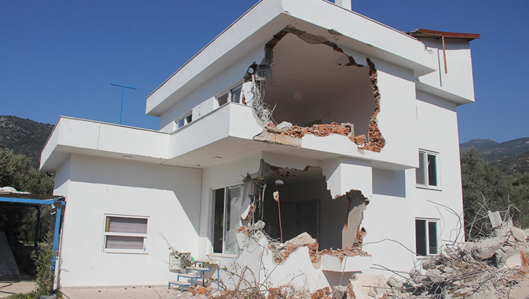 Datça'da imara aykırı binaların yıkımına devam ediliyor