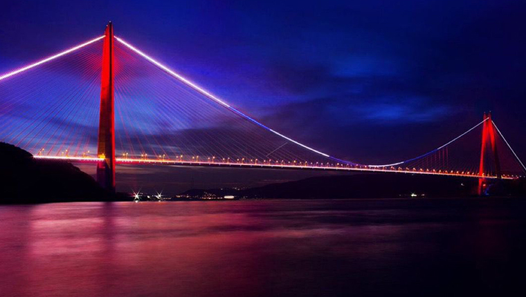 FSM ve YSS köprüleri "Polis Haftası" için kırmızı ve maviyle ışıklandırıldı