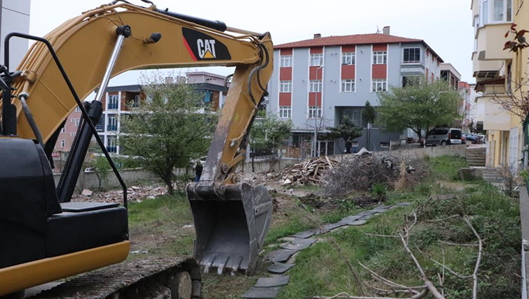 Kepçe operatörü adresi karıştırdı, yanlış binayı yıktı