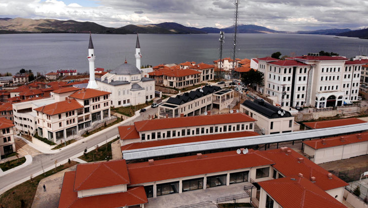 Elazığ'da depremzedeler göl manzaralı evlerine yerleşiyor