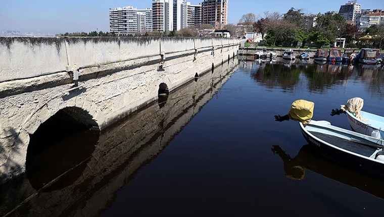 Menekşe Deresi, görüntüsüyle korkuttu! 'İçine petrol dökülmüş gibi'