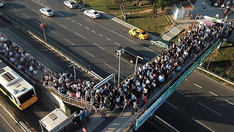 İstanbullular metrobüslerdeki yoğunluğa tepki gösterdi