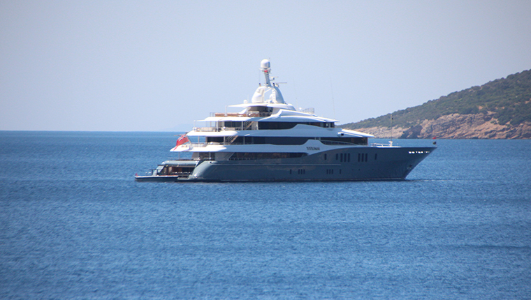 Dünyanın en büyük yatlarından "Titan" Bodrum'a geldi