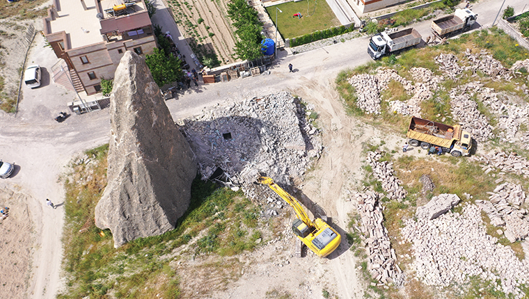 Kapadokya'da peribacası yakınında inşa edilen kaçak yapı yıkıldı