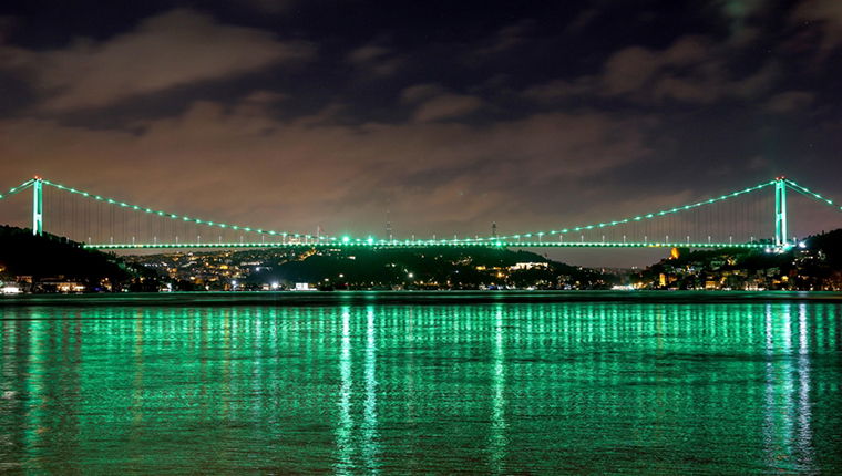 İstanbul’un köprüleri skolyoz hastalığına dikkati çekti