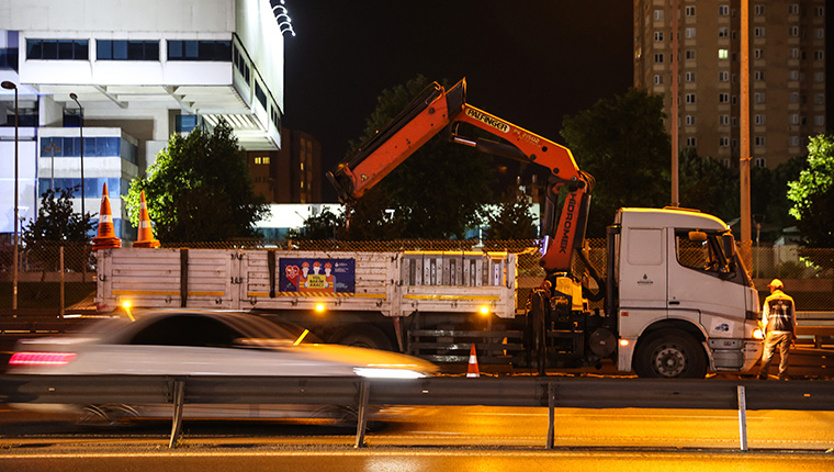 Metrobüs hattında yol yenileme çalışması başladı