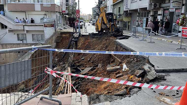 Üsküdar'da istinat duvarı çöktü, 3 bina tahliye edildi