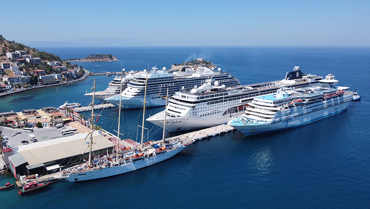 Kuşadası, 5 kruvaziyerle gelen 6 bin 700 turisti ağırladı