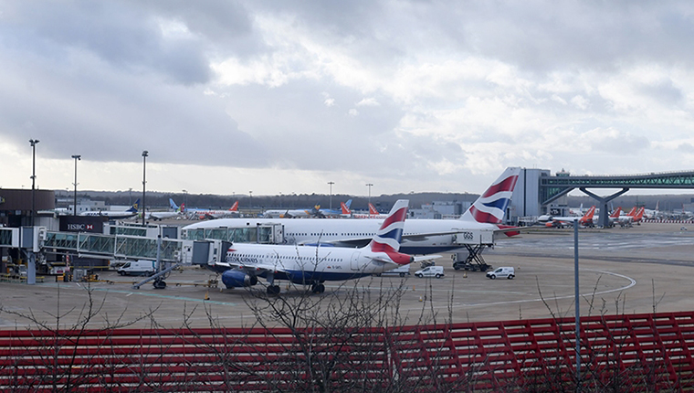 İngiltere'de aşırı sıcaklar Luton Havalimanı'ndaki pisti tahrip etti